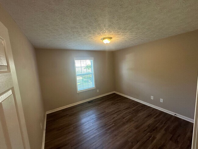 Building Photo - For Lease - 3 Bed, 2 Bath, 1850 Sqft, 0.33...