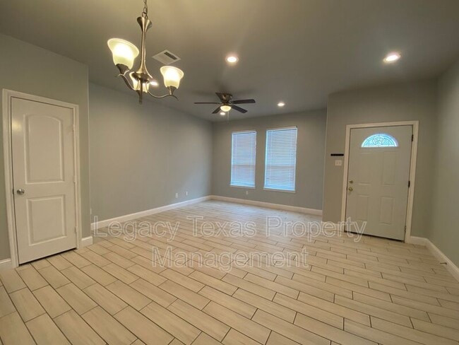 Building Photo - 301 E Willingham St