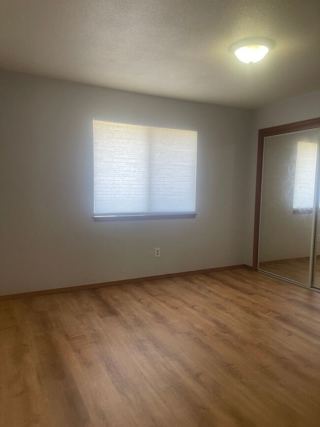 Building Photo - 651 Country Oak Dr