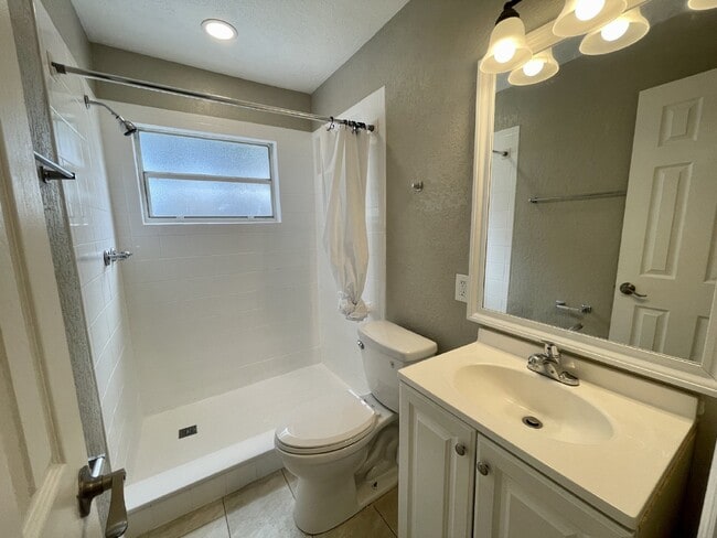 Building Photo - 4 bedroom 2 bathroom pool home for rent