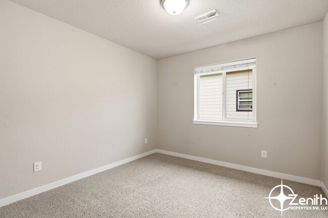Building Photo - 5618 NE 74th Ct