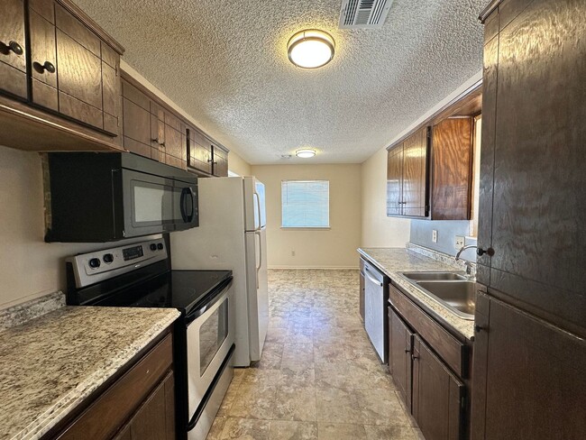 Building Photo - 3-bed 1.5-bath Rental Home Available in No...