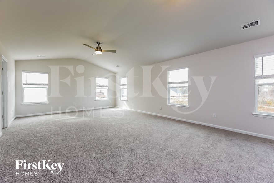 Building Photo - 569 Hillpark Ln