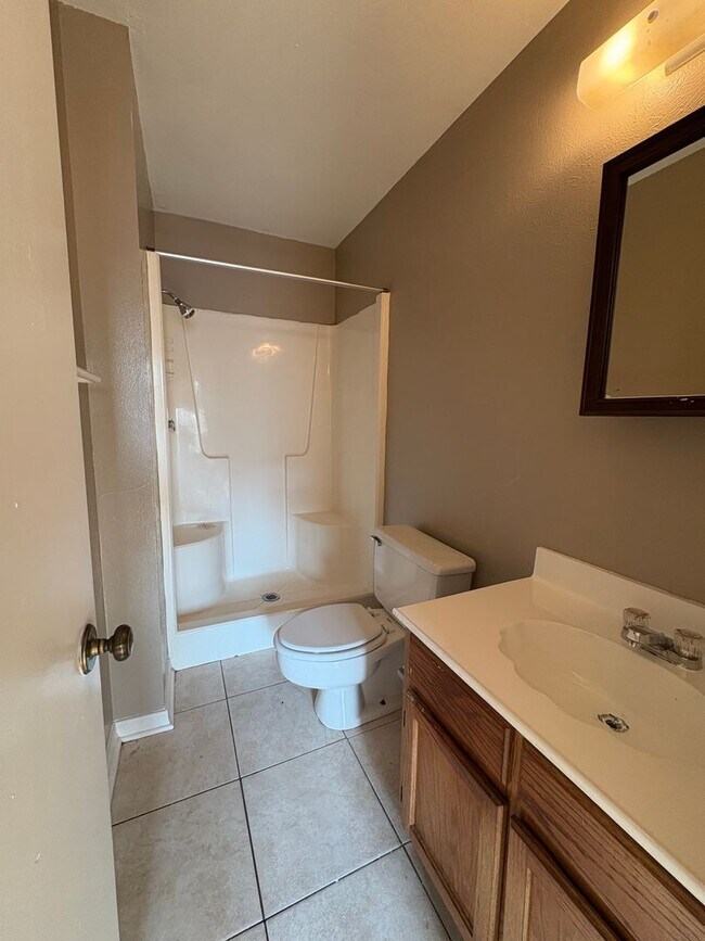 Building Photo - Huge 2 bedroom/2.5 bathroom Townhouse with...