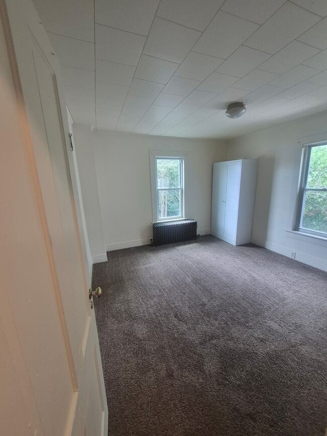 Building Photo - Large 3/4 Bedroom 1/2 Duplex in Stroudsburg borough!