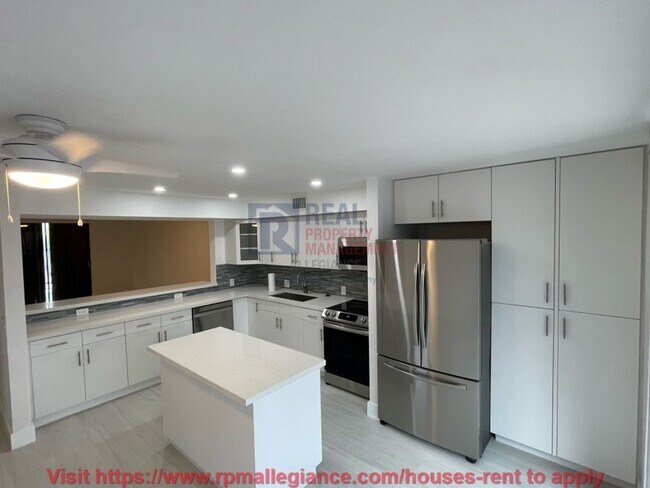 Building Photo - Updated 2-Bedroom Villa with Modern Featur...