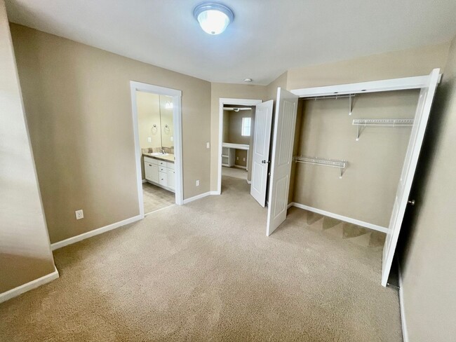 Building Photo - Well Appointed, Open Floor Plan 3-bedroom, 2.5-bathroom home in Beaverton