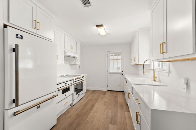 Building Photo - 2 Bed 1.5 Bath Jax Beach - Walk to the Bea...