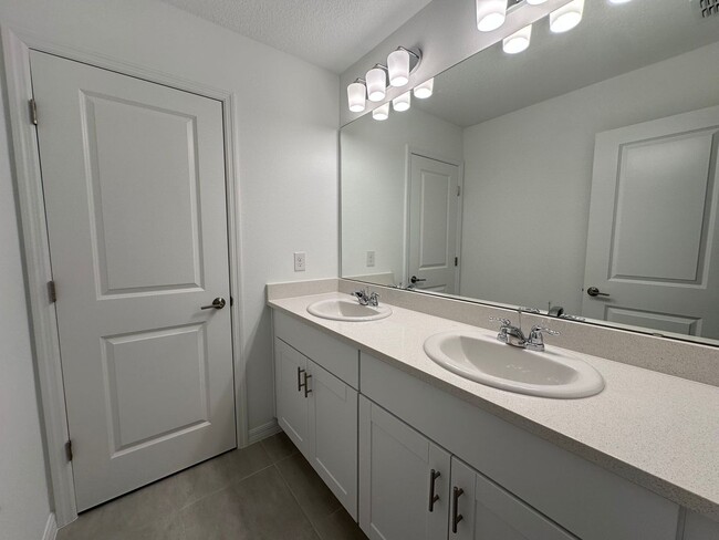 Building Photo - BRAND NEW 5 Bed, 3 Bath home in Liberty Pr...