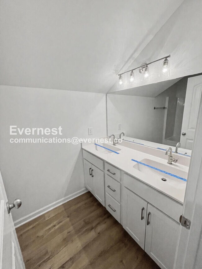 Building Photo - 3 Bed, 2.5 Bath Home with Fenced Yard & Garage / Available Now!