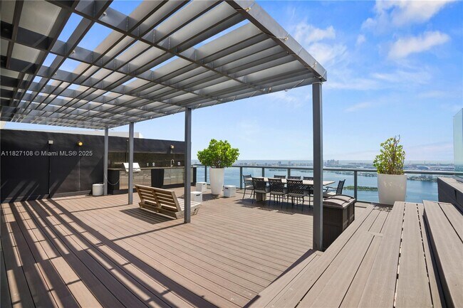 Building Photo - 650 NE 32nd St