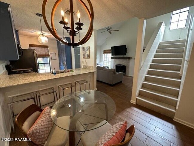 Building Photo - 3 bed, 2 bath townhouse AVAILABLE NOW!!!