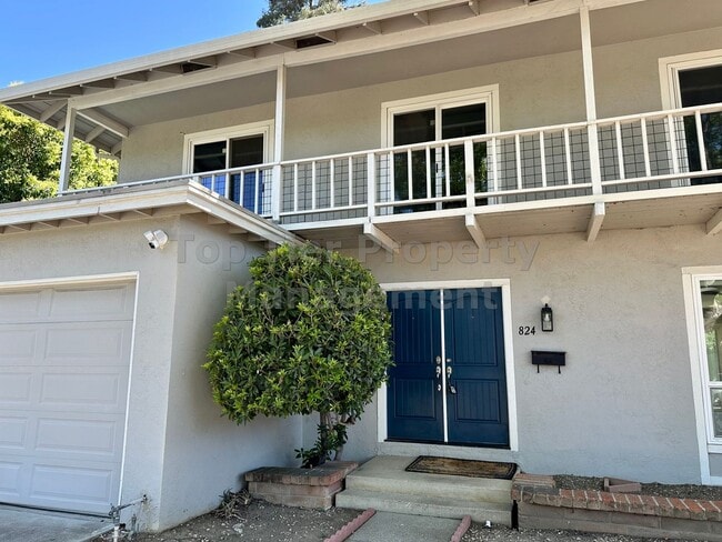 Building Photo - Beautiful and spacious 4 Bed/ 2.5 Bath/ 2,...