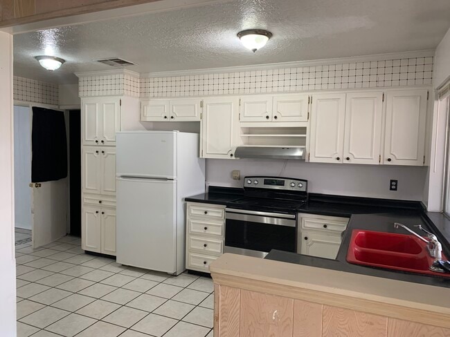 Building Photo - 10609 Lakewood Ave