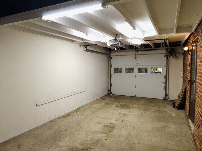 Building Photo - Centrally Located McLean Home with Ample S...