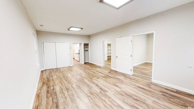 Building Photo - 2437 Indianola Ave