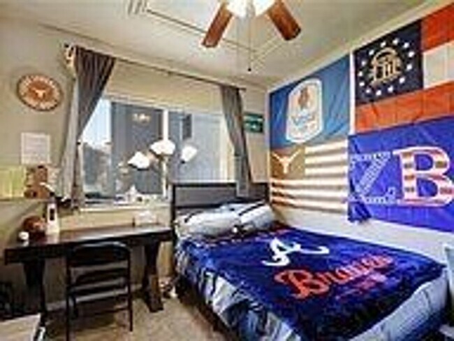 Building Photo - West Campus Condo Under $1000/Bedroom Walk...