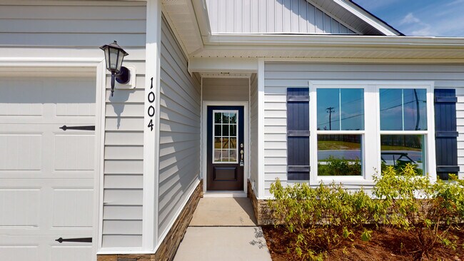 Building Photo - Midtown Oaks 13