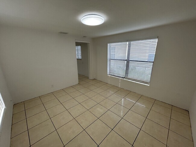 Building Photo - "Charming 3-Bedroom Home in St. Petersburg with Spacious 1,199 Sq Ft Layout!"