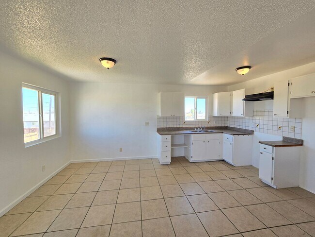 Building Photo - Freshly painted 2 bedroom  /  1 bathroom u...