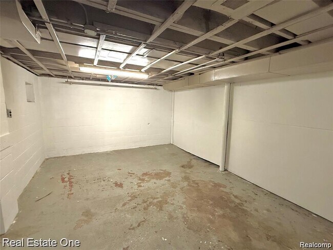Building Photo - 5444 Kenilworth St