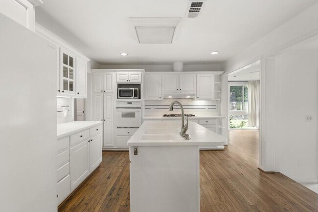 Building Photo - 2151 Radcliffe Dr NW