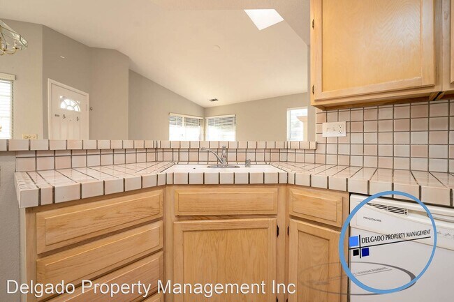 Building Photo - 2 br, 1 bath House - 511 Timbercove #8