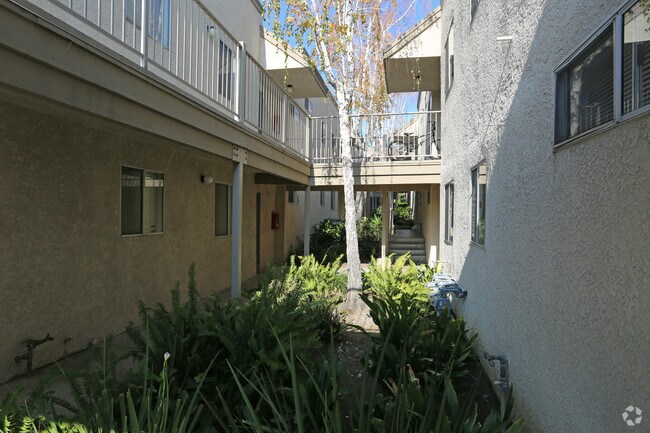 Building Photo - Crescenta Village