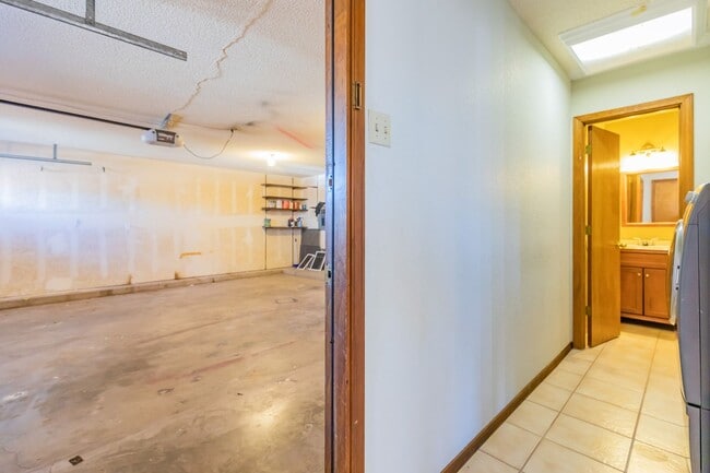 Building Photo - Beautiful 2-Story Home