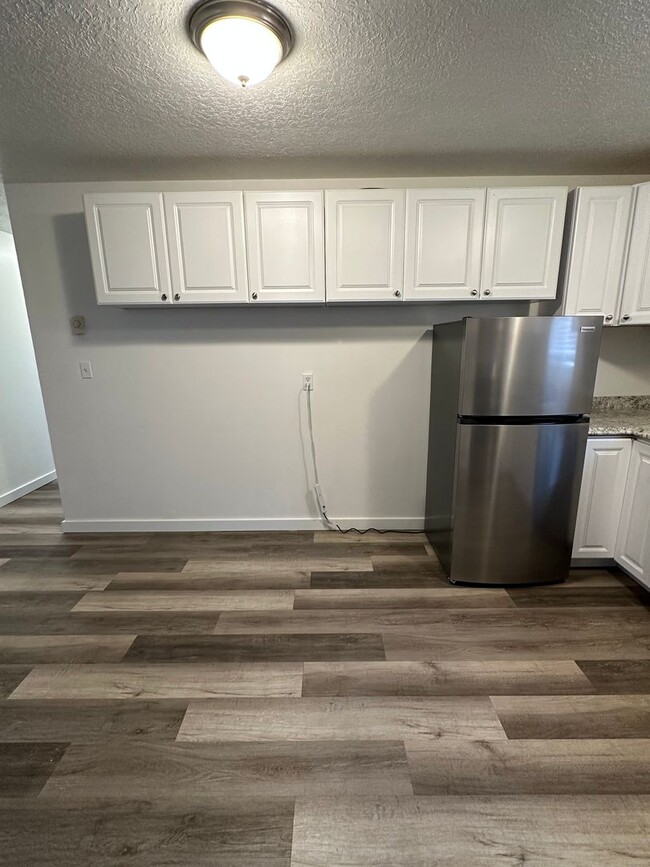 Building Photo - Recently remodeled 3 bed, 1 bath Duplex in...