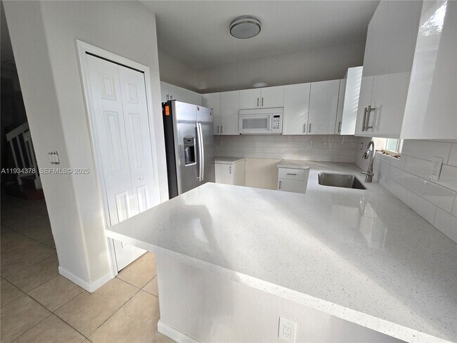 Building Photo - 1410 SE 24th Ct