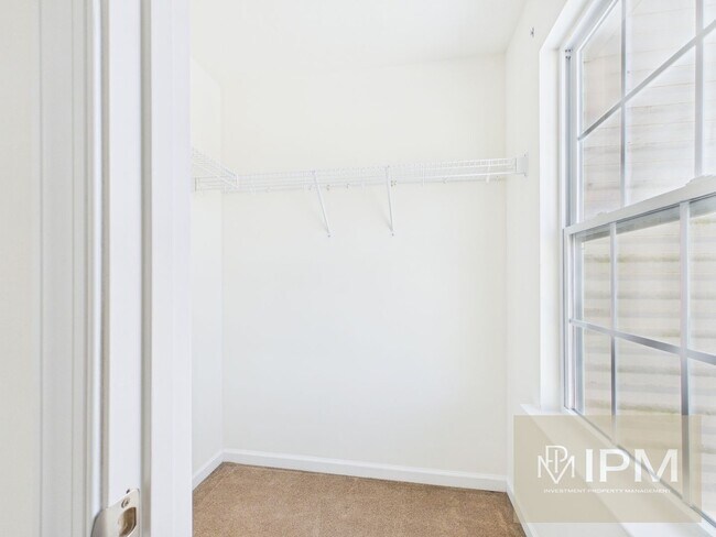 Building Photo - Modern 3 Bedroom Townhome with Garage & Outdoor Amenities!