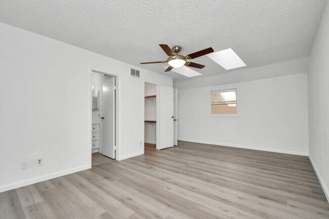 Building Photo - 10855 Meadowglen Ln