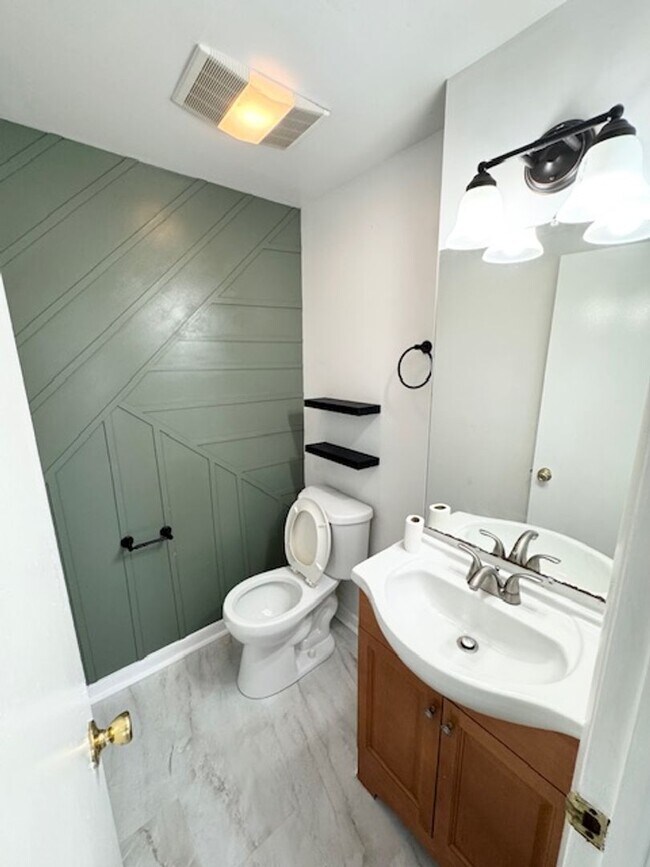 Building Photo - 5 Bedroom Semi-Detached Spacious Home
