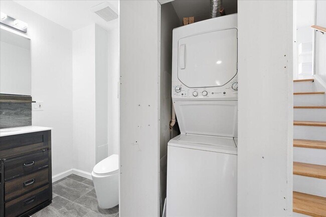 Building Photo - 600 Jefferson St