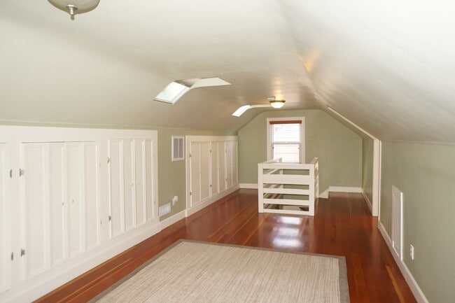 Building Photo - NE Portland - Irvington 3-bedroom Beauty!