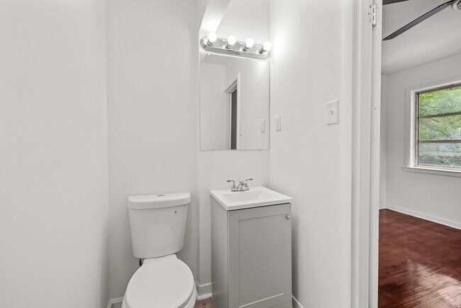 Building Photo - Newly Renovated Center Point Home