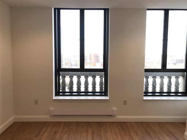 Building Photo - 875 Elm St