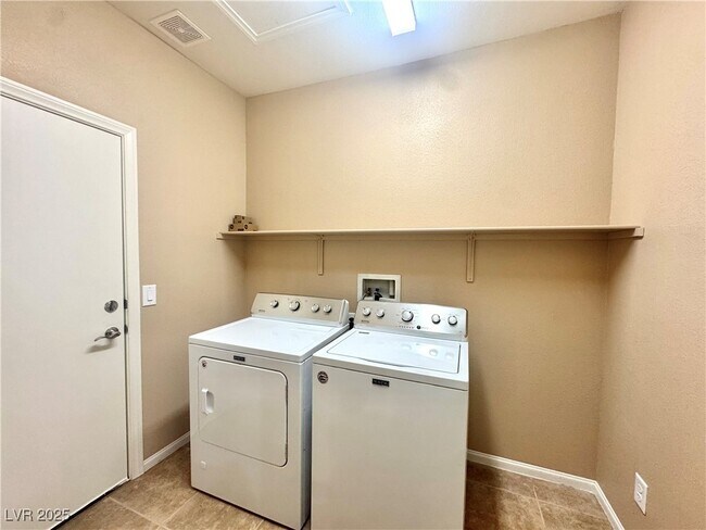 Building Photo - 7396 Bedford Pine Ct