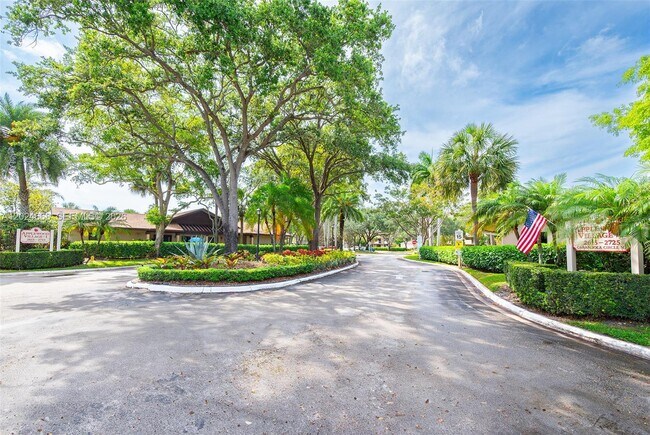 Building Photo - 2676 Carambola Cir N