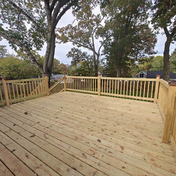 Building Photo - 806 Peter St