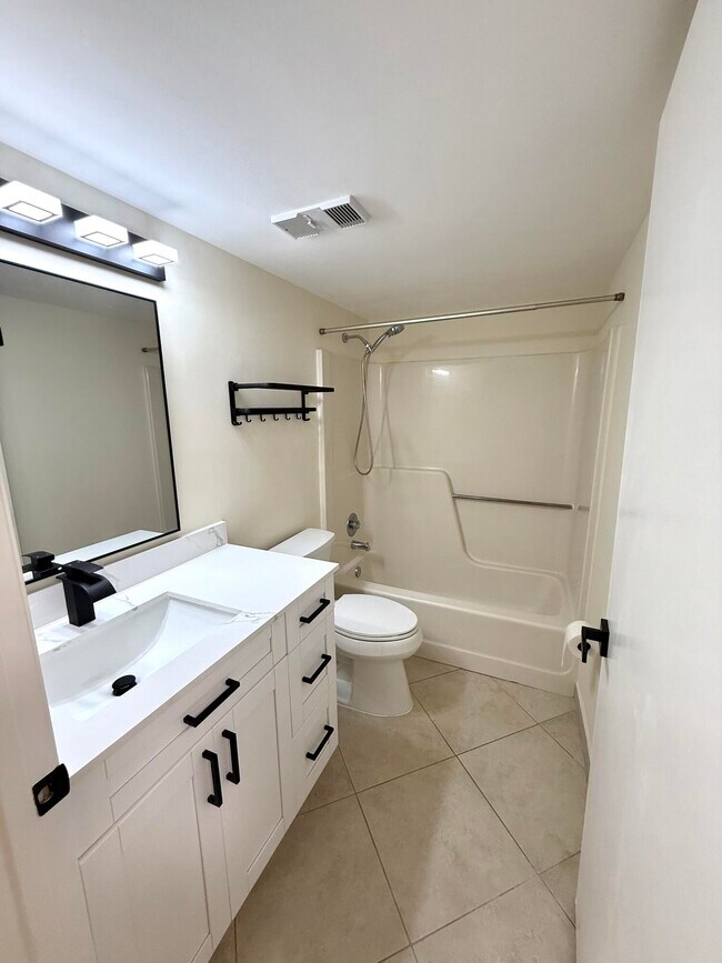 Building Photo - 6649 Somerset Dr
