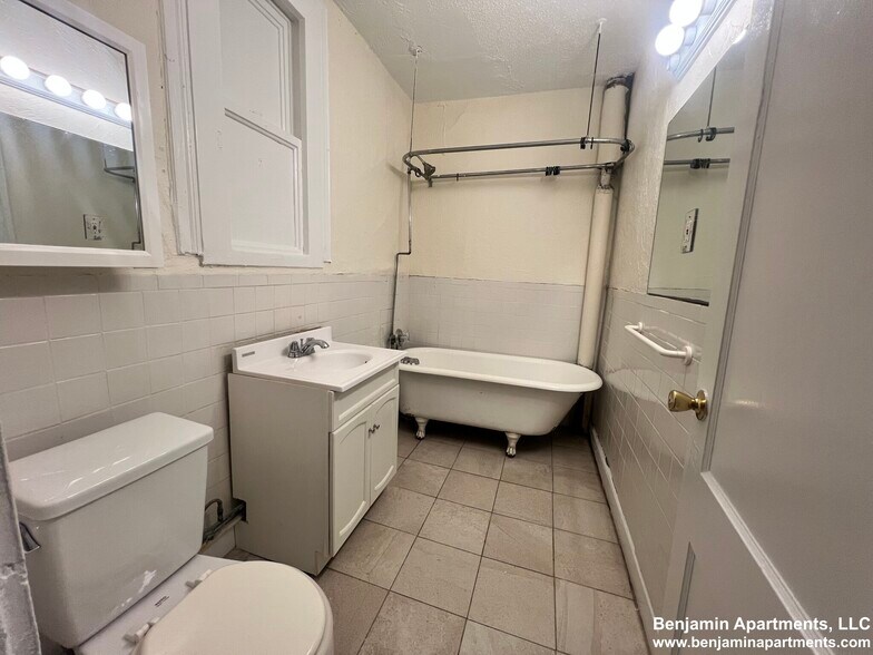 Building Photo - 15 Barrows St