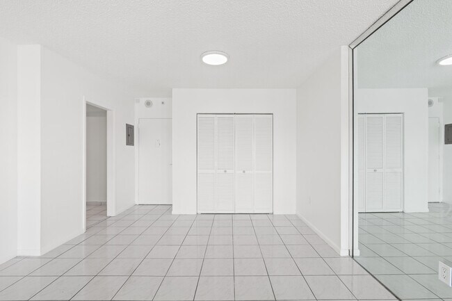 Building Photo - 400 Kings Point Dr