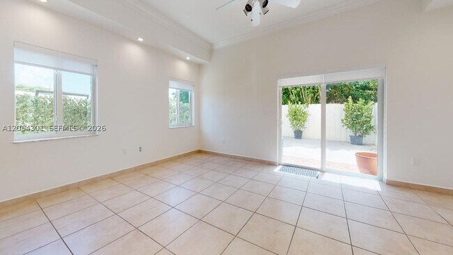 Building Photo - 325 SW 36th Ave