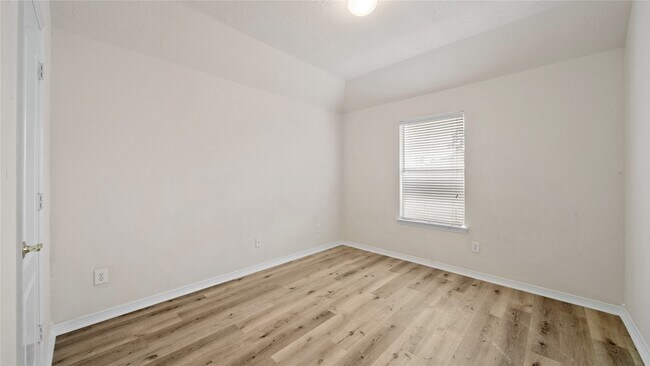 Building Photo - 9219 E Lakeside Dr