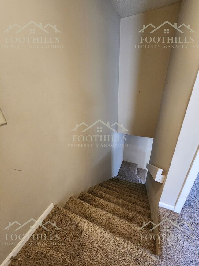 Building Photo - Beautiful 2-Bed Townhome with Storage and ...