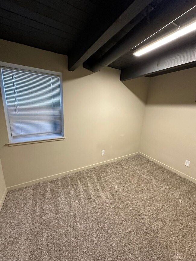 Building Photo - Bench Location Just Minutes to Downtown and BSU!