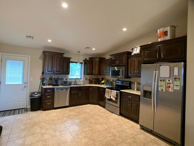 Building Photo - SUPER CUTE DUPLEX ON THE WEST SIDE OF TOWN!