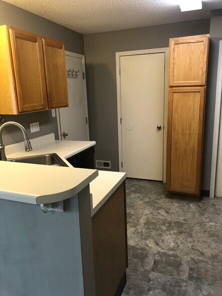 Building Photo - 1323 SE Delaware Ave